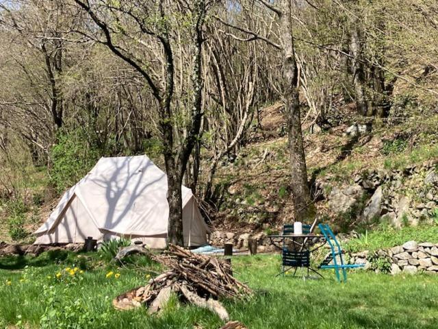 Grande Tente Tipi En Pleine Foret Burzet Екстериор снимка